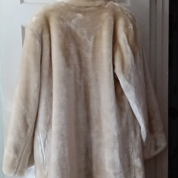 Vintage Faux Fur mid length ivory color coat - Picture 6 of 10